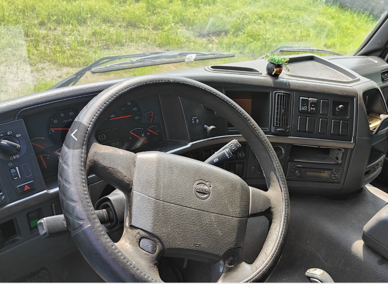 Second hand tractor truck for VOLVO FM480 6x2 high performance tractor trailer for sale, 480HP heavy duty tractor showing cab interior and steering wheel, driver cabin close-up view