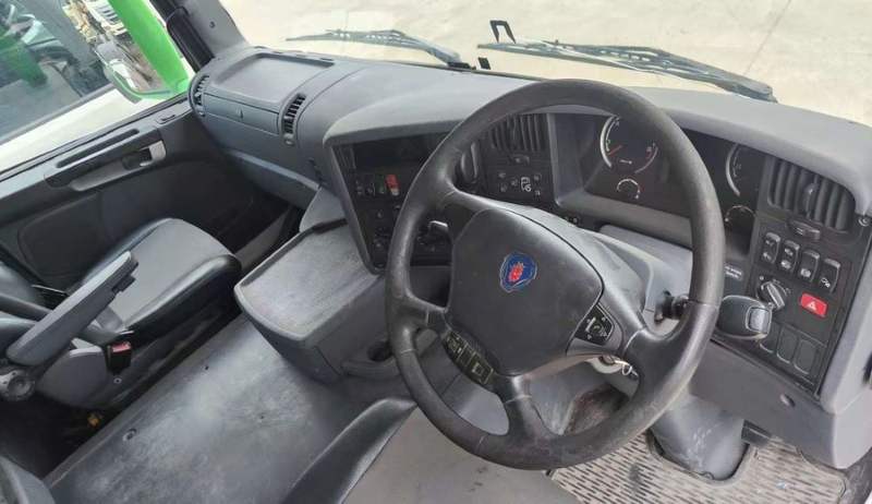 Used SCANIA G440 6x2 automatic tow truck cab interior view, showing steering wheel and automatic transmission dashboard, high quality second-hand truck cabin