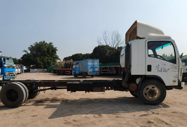 Full right side view of best price Isuzu 700P 4x2 used chassis light truck, diesel powered, adequate stock for Isuzu diesel cargo truck