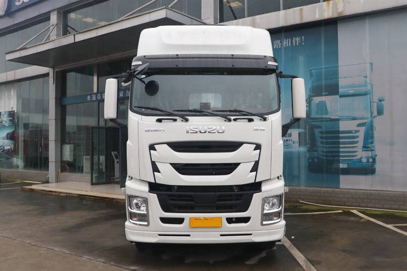 Front view of white used Isuzu GIGA 420hp 6x4 manual heavy duty tractor truck