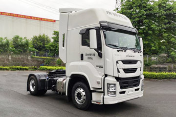 Front right side view of white used Isuzu GIGA VC61 380hp 4x2 heavy logistics tractor truck
