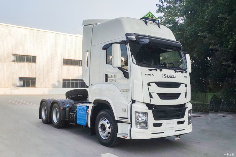 Front left side view of white used Isuzu GIGA 420hp 6x4 manual heavy duty tractor truck